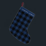 Meia De Natal Pequena Nome Personalizado Blue Black Buffalo Xadrez Rusti<br><div class="desc">Adicione um toque rústico e aconchegante à sua decoração de férias com esta estocagem de Natal xadrez de búfalos com um padrão clássico de verificação em marinho profundo e preto. O punho personalizável permite que você adicione um nome ou mensagem especial, fazer-o como uma adição perfeita ao manto de Natal...</div>