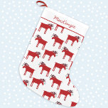 Meia De Natal Pequena Nome Personalizado Funny Moose<br><div class="desc">Feliz de Natal engraçado, vermelho e branco, com a design de Kiss Moose, apresentando um alce ou alce branco com um monte de conhaque amarrado ao seu chifre, esperando por um beijo atrevido. Perfeito para amantes de os animais. Altere o nome para personalizar.</div>