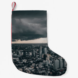 MEIA DE NATAL PEQUENA NUVEM ESCURA ACIMA DOS EDIFÍCIOS DA CIDADE