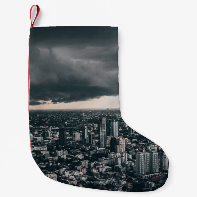 MEIA DE NATAL PEQUENA NUVEM ESCURA ACIMA DOS EDIFÍCIOS DA CIDADE (Frente)
