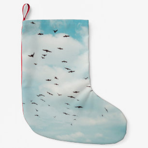 Meia De Natal Pequena O bando de cinzas voa sobre o céu azul vintage.