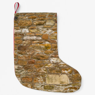 Meia De Natal Pequena O fundo e a parede de textura de pedra. Alta resol