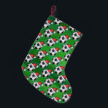 Meia De Natal Pequena Padrão de Chapéu Santa Bola de Futebol em Verde<br><div class="desc">Bola de Futebol Festivo em Santa Hat sobre ornamentos de Padrão Verde, presentes e decorações divertidas de feriado apresentam nossa arte original de uma bola de futebol preto e branco, todas vestidas para as férias um chapéu vermelho de Papai Noel em um padrão repetido contra um fundo verde com nossa...</div>