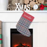 Meia De Natal Pequena Padrão de Xadrez Marinho Azul do Script de Caligra<br><div class="desc">Esta design apresenta um belo e simples guião de caligrafia para na moda, palco de natal com um padrão vermelho e marinho de xadrez azul, uma turnê russa, típica, mínima clássica, elegante estilo de vintage elegante, estilo antigo e divertido design de feriado eterno, decoração de natal no Natal, um nome...</div>
