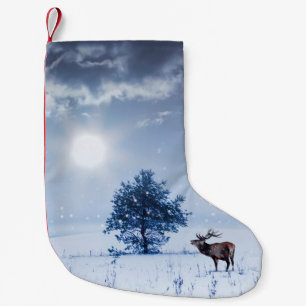 Meia De Natal Pequena Paisagem de inverno de cor azul. árvore solitário 