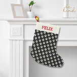 Meia De Natal Pequena Parada de Natal para Gato com Nome<br><div class="desc">Seu gato vai adorar esta meia festiva de Natal (especialmente se estiver cheia de guloseimas)! O estoque apresenta um padrão de impressão de pata branca e seu nome no topo. O fundo preto do quadro negro dá-lhe uma sensação de vintagem/rústica. Bonita,  divertida e fácil de personalizar!</div>