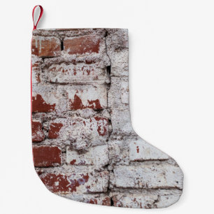 Meia De Natal Pequena Parede de tijolos pintada antiga com pintura branc