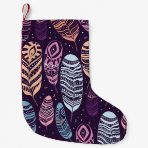 Meia De Natal Pequena Penas étnicas com um padrão uniforme.