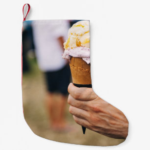 Meia De Natal Pequena Pessoa segurando sorvete no cone