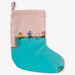 Meia De Natal Pequena Pessoas ao lado da ilustração da piscina