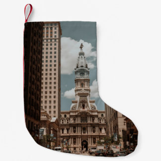 MEIA DE NATAL PEQUENA PESSOAS CAMINHANDO NA RUA PERTO DE EDIFÍCIOS DE AL