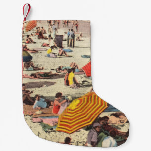 MEIA DE NATAL PEQUENA PESSOAS EM PRAIA DURANTE O DIA