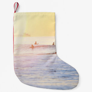 Meia De Natal Pequena Pessoas surfando na praia