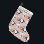 Meia De Natal Pequena Pinguins de inverno e Snowman, cor-de-rosa, bonito<br><div class="desc">Estilo divertido kawaii padrão de inverno com pinguins bonitinhos e bonitinhos de neve em rosa,  personalizados com seu nome.</div>