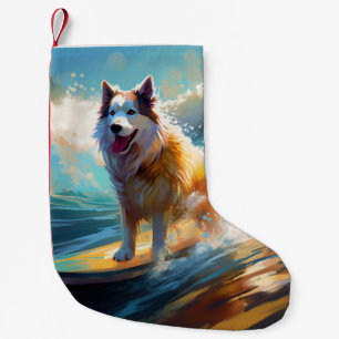 Meia De Natal Pequena Pintura de Malamute do Alasca Surfando na Praia