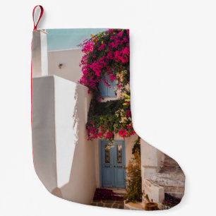 MEIA DE NATAL PEQUENA PLANTA DE PINK E VERDE NA PAREDE CONCRETA BRANCA