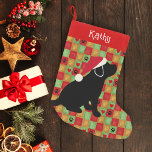 Meia De Natal Pequena Puppy do café da manhã<br><div class="desc">Natal quente Black Labrador Puppy Pequeno Natal empalhando para os fãs do Labrador. O "Black Labrador Puppy" que parece inocente está sentado com um "Santa Hat". É adicionado um fundo colorido da Fila de Natal para a Estação de Férias. Criada por Naomi Ochiai.</div>