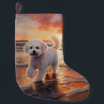 Meia De Natal Pequena Sandy Paws Bichon Frise Dog em Beach Sunset<br><div class="desc">Mergulhe na beleza tranquila do nosso cão "Sandy Paws and Sunset Hues" na design do pôr do sol da praia. Esta cena cativante captura a essência de uma noite perfeita na costa, com um companheiro leal canino desfrutando das areias ouros e das lutas respiratórias do sol. Quer você seja um...</div>