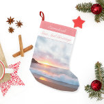 Meia De Natal Pequena Seas E Saudações California Sunset<br><div class="desc">Escrito "Seas and Greeting" no topo. É um belo Natal,  um ditado náutico sobre uma cena fotográfica da praia de Monterey California. Céus cor-de-rosa e ondas caindo em terra. Modelo para nome no topo na área rosa.</div>