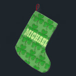 Meia De Natal Pequena Shamrock Verde de Clover Personalizado e Sortudo<br><div class="desc">Stocking apresenta uma ilustração original de um trevo irlandês de shamrock verde, com sorte, sobre um fundo verde. Simplesmente personalize com o seu nome para um estoque de Natal único! Este design também está disponível em outros produtos. Não vê o que está procurando? Precisa de ajuda para a personalização? Entre...</div>