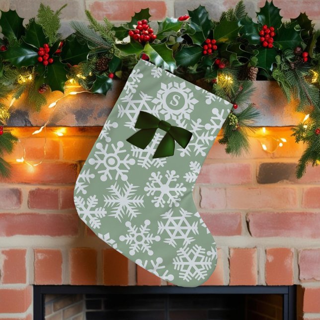 Meia De Natal Pequena Snowflake - Arco - Sábio Verde -  Cute Monograma (A cute sage green snowflake Christmas stocking with space for your initial)