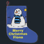 Meia De Natal Pequena Snowman divertido numa cena de inverno.<br><div class="desc">Prepare-se para uma visita de Papai Noel! O Christmas Stocking apresenta uma ilustração divertida de um boneco de neve em uma cena de inverno gelado e nevado. Personalize com sua própria escolha de nome. Snowman está à espera do Pai Natal!</div>