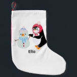 Meia De Natal Pequena Snowman e Pinguim congelados<br><div class="desc">Snowman e Penguin são o mais legal duo na terra maravilhosa do inverno! Trazendo uma mistura deliciosa de calor, humor e aventuras geladas para o mundo nevado que eles chamam de lar. Quer estejam construindo fortalezas, patinando no gelo, ou embarcando em jornadas alarmantes, Frosty, o Homem de Neve e o...</div>