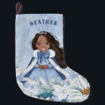 Meia De Natal Pequena Snowy Winter African American Princess<br><div class="desc">Este adorável inverno princesa de neve apresenta uma bela jovem princesa africana americana com cabelos pretos vestindo um vestido azul e branco com floco de neve e capa quente com pelo. A princesa está cercada por poinsettias. Você pode personalizar com o nome da sua princesa!</div>