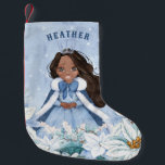 Meia De Natal Pequena Snowy Winter African American Princess<br><div class="desc">Este adorável inverno princesa de neve apresenta uma bela jovem princesa africana americana com cabelos pretos vestindo um vestido azul e branco com floco de neve e capa quente com pelo. A princesa está cercada por poinsettias. Você pode personalizar com o nome da sua princesa!</div>