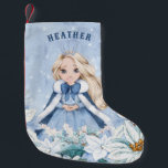 Meia De Natal Pequena Snowy Winter Blonde Princess<br><div class="desc">Este adorável inverno de neve Princesa estocada apresenta uma bela princesa jovem com cabelo louro vestindo um vestido azul e branco com floco de neve e capa quente com pelo. A princesa está cercada por poinsettias. Você pode personalizar com o nome da sua princesa!</div>