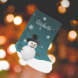 Meia De Natal Pequena Teal Snowman Winter Scene Christmas Stocks<br><div class="desc">Traga o clássico alegria de férias para sua casa com o Teal Snowman Winter Scene Personalizado Stocking. Apresentando um encantador boneco de neve e chapéu cercado por queda de neve e delicados flocos de neve brancos, esta design captura a magia de uma cena de inverno nevado. Acentuado com a tipografia...</div>