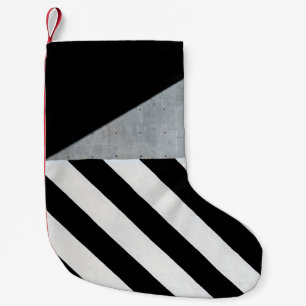 Meia De Natal Pequena Tinta branca e diagonal esticada a preto na parede