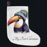 Meia De Natal Pequena Toucan Winter Vibes, personalizado<br><div class="desc">Mantenha um toque único e personalizado de alegria de férias perto da chaminé com nossa estocagem de natal personalizável "Toucan Winter Vibes"! Essa estocagem festiva apresenta um design vibrante de um turista chorão vestindo um chapéu aconchegante de inverno, trazendo uma mistura perfeita de calor tropical e espírito festivo para sua...</div>