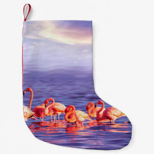 Meia De Natal Pequena Um bando de belos flamingos cor-de-rosa contra uma