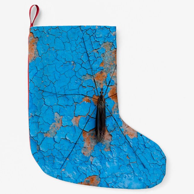 Meia De Natal Pequena Um mosquito grande se senta em uma parede azul-rac (Frente)