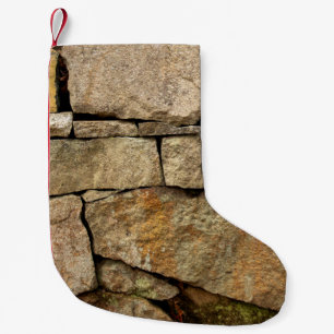 Meia De Natal Pequena Um muro de pedra feito de paralelepípedos textu de