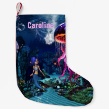 Uma sereia bonita olha para as belas águas-vivas