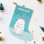 Meia De Natal Pequena Urso Polar de Cor Rosa-de-Santa, que é um belo des<br><div class="desc">Esta estocada de Natal fofa mostra um urso polar de desenho animado com chapéu de Papai Noel rosa e cana-doce, com neve caindo, em cores azuis. Um sotaque divertido para o seu decoro de Natal ou presente adorável para crianças e para todos que amam animais e inverno. ・ Personalize-o com...</div>