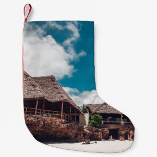 Meia De Natal Pequena Velho bangalô tropical de madeira na praia, a