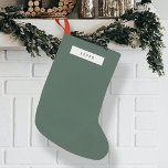 Meia De Natal Pequena Verde de Floresta Simples Limpo e Simples Minimali<br><div class="desc">Um design de estocagem de feriado minimalista com uma fonte de tipografia de estilo de máquina de escrever retrô-vintage com seu nome personalizado sobre um plano de fundo comum em várias cores. O presente festivo perfeito ou acessório doméstico para o feriado!</div>