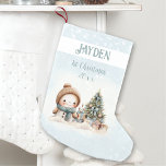 Meia De Natal Pequena Vintage Snowman Boy Blue 1rua Stocks de Natal<br><div class="desc">Besteira de Natal bonita para meninos com um bonitinho bonitinho bonitinho de neve e árvore de Natal em azul com vibrações vintage. Personalize facilmente o texto e você pode usá-lo não apenas no primeiro Natal. :) - Kate Eden Art</div>
