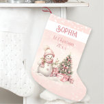 Meia De Natal Pequena Vintage Snowman Girl Pink 1 rua Natal Stocks<br><div class="desc">Besteira de Natal bonita para meninas com um bonitinho bonitinho bonitinho bonitão e árvore de Natal em cor-de-rosa pincelado com vibrações vindimadas. Personalize facilmente o texto. Você pode usá-lo não apenas para o Natal de 1rua. :) - Kate Eden Art</div>