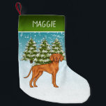 Meia De Natal Pequena Vizsla Dog Snowy Winter Forest E Nome Húngaro<br><div class="desc">A ilustração original de um bonito cão da raça Vizsla Húngara, de Destei. O cão é colocado numa cena de inverno com três árvores de abeto verde e neve caindo. O fundo é um gradiente azul a branco que dá à design aquele olhar frio do dia de inverno. Há também...</div>