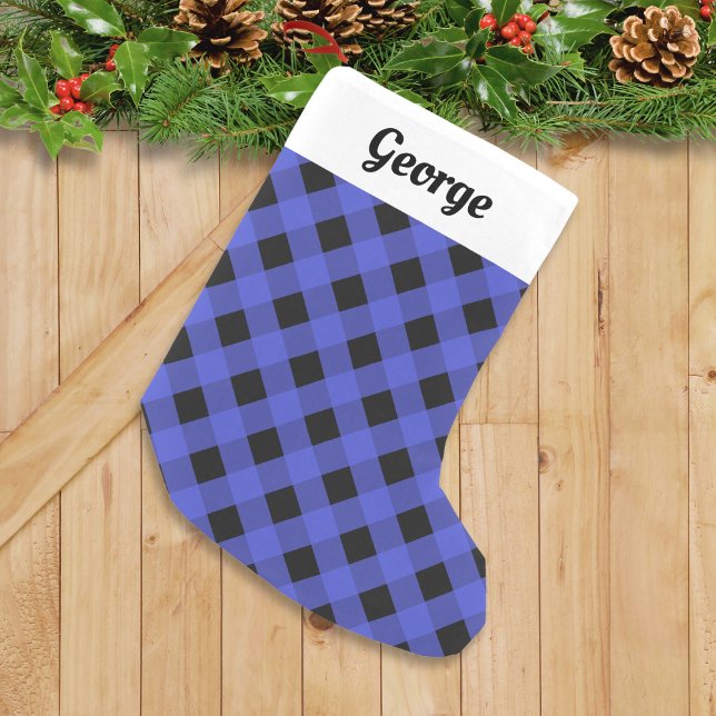 Meia De Natal Pequena Xadrez de Buffalo Azul Personalizada (A festive Christmas stocking with blue buffalo plaid pattern and custom name on white panel at top)