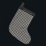 Meia De Natal Pequena Xadrez Vintage Black and White Gingham Personaliza<br><div class="desc">Adicione o charme de eterno ao seu decoro de férias com esta xadrez de gingham preto e branco vintage com estoque personalizado de natal. A design de xadrez clássica traz uma sensação acolhedora e rústica à sua manta, enquanto o nome personalizado adiciona um toque especial. Perfeito para aqueles que buscam...</div>