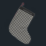 Meia De Natal Pequena Xadrez Vintage Black and White Gingham Personaliza<br><div class="desc">Adicione o charme de eterno ao seu decoro de férias com esta xadrez de gingham preto e branco vintage com estoque personalizado de natal. A design de xadrez clássica traz uma sensação acolhedora e rústica à sua manta, enquanto o nome personalizado adiciona um toque especial. Perfeito para aqueles que buscam...</div>