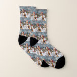 Meias American English Foxhound Dog Winter Christmas Joy<br><div class="desc">seu design festivo captura o espírito alegre da época de férias, apresentando um adorável filhote vestindo um chapéu de Papai Noel. O gato está aninhado numa terra maravilhosa de inverno, completo com um boneco de neve, uma árvore de Natal decorada, e presentes lindamente envoltos. Os flocos de neve caem suavemente,...</div>
