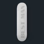 Melhor Amigo Skateboard Prata Metálico<br><div class="desc">Este Skateboard de Melhor Amigo apresenta as palavras Melhor Amigo em texto prateado metálico sobre um fundo prateado metálico mais claro.</div>