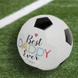 Melhor Bola de Futebol do Dia de os pais Nunca<br><div class="desc">Bola de futebol de pai bonito com o adorável ditado "melhor pai de sempre" num design tipográfico moderno em multicores,  um coração vermelho giro e os nomes das crianças. Trate o seu pai deste dia de os pais ou apresente-o a ele como um presente de aniversário especial!</div>