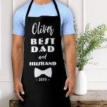 Melhor Pai e Marido Torre Elegante Preto<br><div class="desc">Melhor Pai e Marido Black Tie Elegante Black Apron. Tipografia moderna e gravata. Adicione o nome do pai, o ano e qualquer texto. Uma bela manutenção para um pai e um marido. Presente para Dia de os pais, aniversário ou Natal.</div>